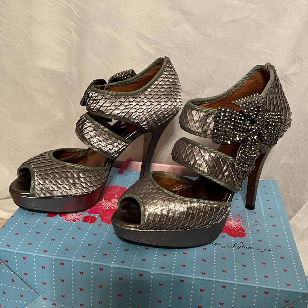 Poetic License Heels 7.5M Mistletoe Kisses